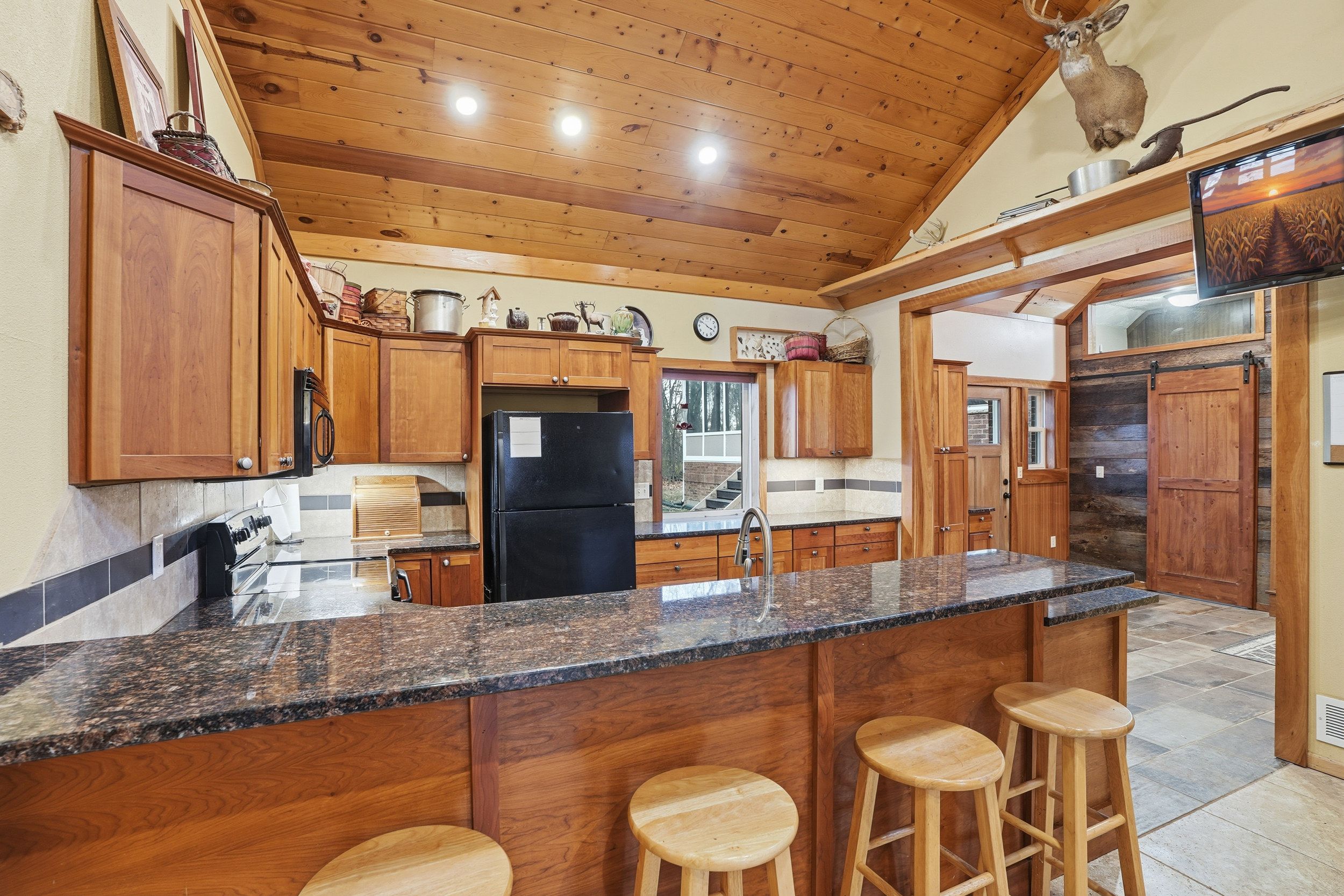 Listing Photo: 3300 Underwood Ave 0009-